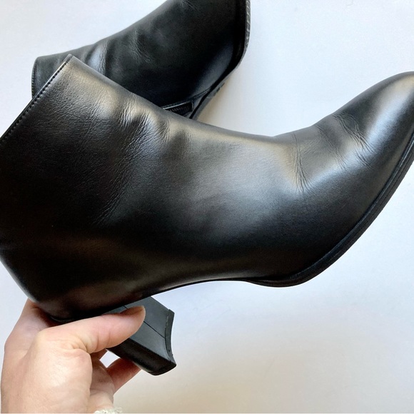 Stuart Weitzman Lofty Bootie, pointy toe, tie back. Black leather size 9. - Picture 4 of 12